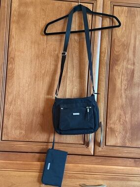 Baggallini Black Crossbody Bag with Matching RFID blocking Wristlet